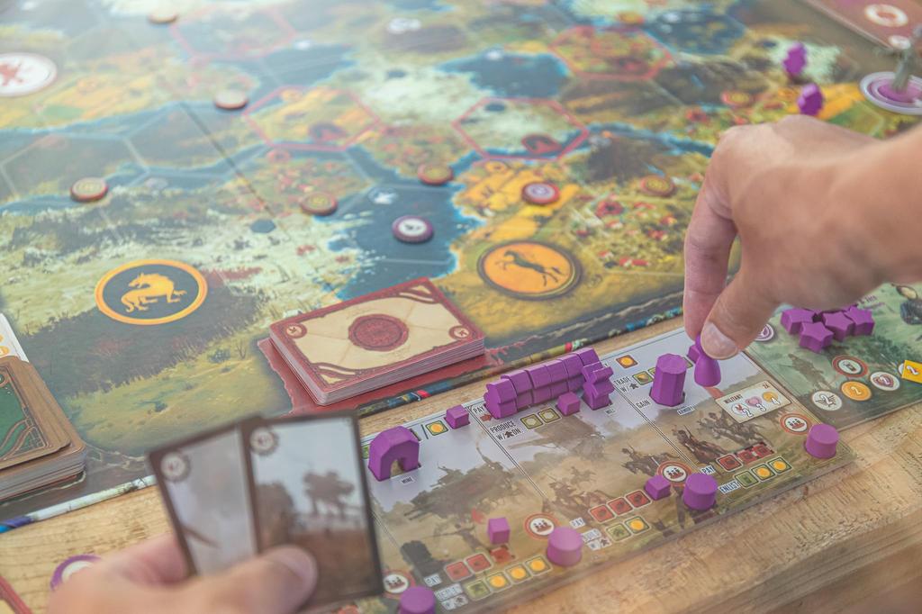 Stonemaier Games Scythe: Дополнение «Пришельцы издалека» (Требуется Scythe) 1-7 игроков, 90-140 минут игрового времени, возраст 14+