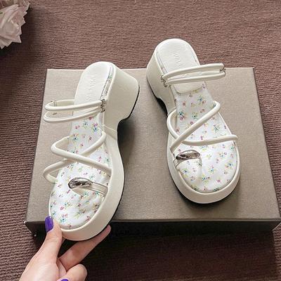 Маленькие свежие сандалии с цветочным принтом и квадратным носком, женские летние новые крутые шлепанцы на танкетке для женщин