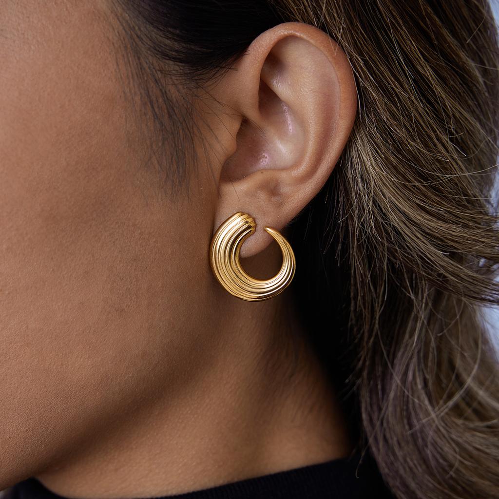 Uworld Minimalist Classic 18K Gold Color Plated Ribbed C-Shaped Earrings Hypoallergenic Waterproof Stainless Steel Women Jewelry