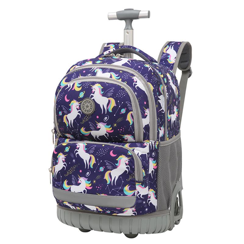 Школьники переносят и тянут ранцы на тележке двойного назначения с колесами, на которых можно подниматься по лестнице.