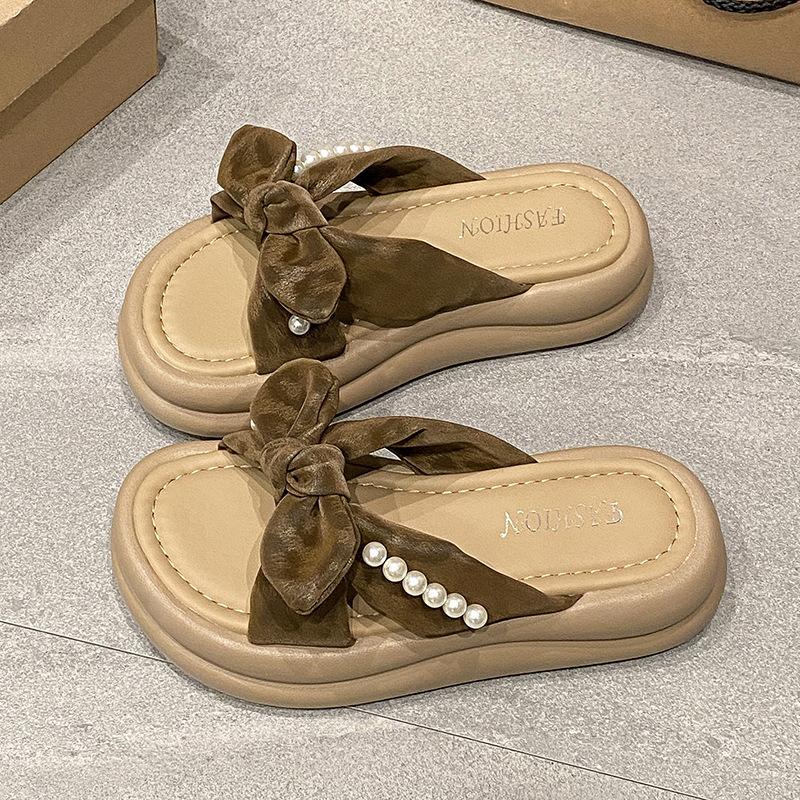 Французский стиль с юбкой крутые тапочки женская летняя одежда 2025 новый жемчужный плиссированный римский полубосоножки на толстой подошве