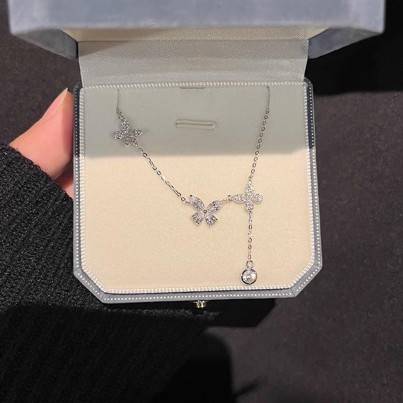 Серебряное ожерелье с подвеской-кисточкой из бабочки и циркония - Легкая роскошная цепочка на ключицы для женщин