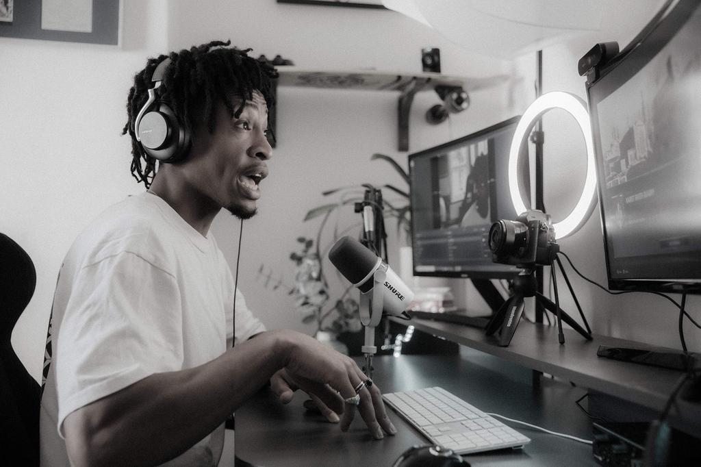 SHURE MV7 Podcast Microphone Dynamic Microphone Cardioid Unidirectional USB XLR Wired Noise Removal Distribution Streaming YouTube Recording Live Game