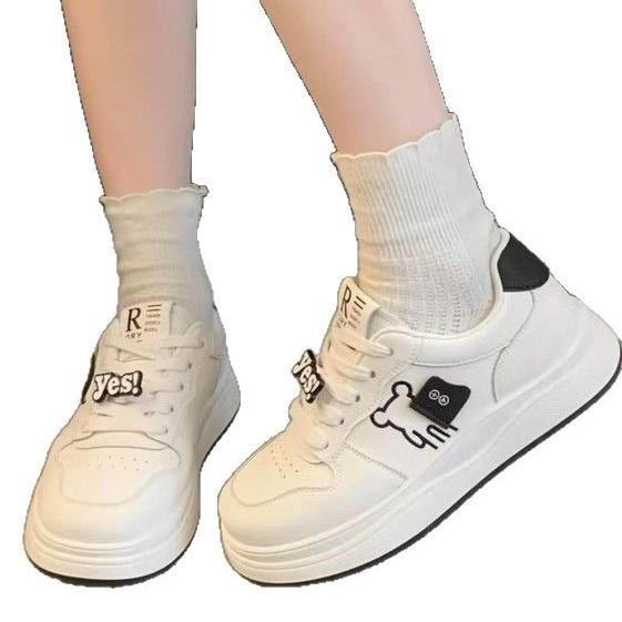 Корейская версия маленьких белых туфель на толстой подошве, увеличивающая рост, легкая мягкая подошва, новая весна и осень 2025, маленькая универсальная повседневная спортивная обувь