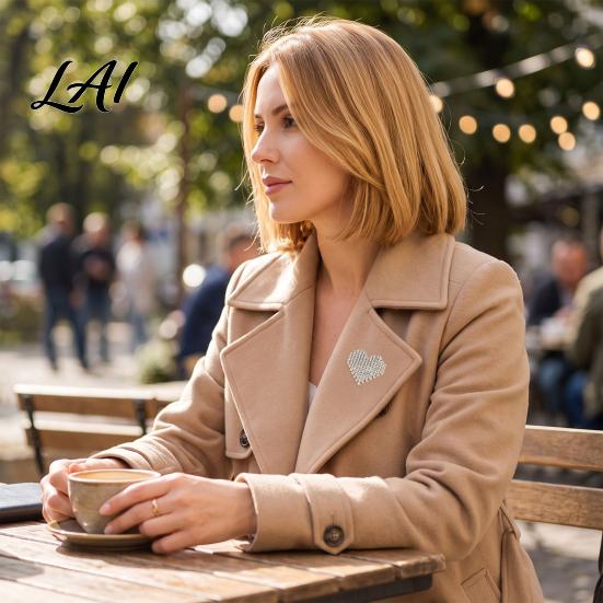 Elegant Alloy Jewelry Rhinestone Love Heart Brooch for Women Golden Plated Shape Lapel Pin Pin Romantic Accessories Clothing Suits Scarves