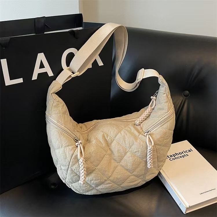 Высококачественные сумки для женщин Большой вместимости Модные модные Нишевые нейлоновые универсальные сумки через плечо в форме пельменя