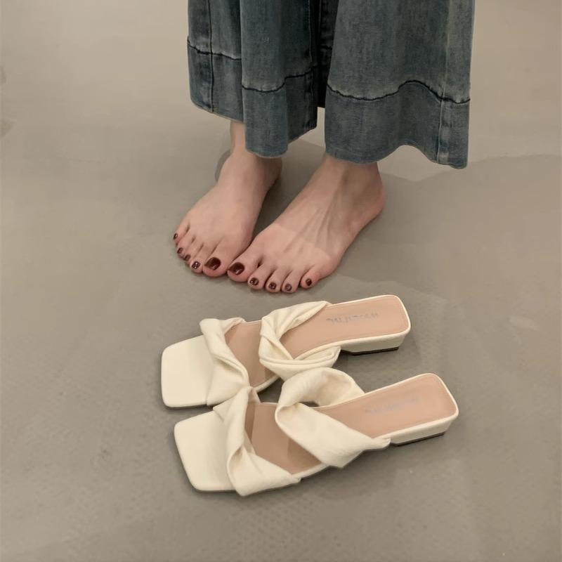 Лето 2025 Женские сандалии с квадратным носком на плоской резиновой подошве, простой дизайн, пляжные шлепанцы для взрослых дам, однотонные туфли-слипоны