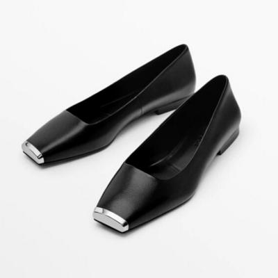 Весенние туфли с квадратным носком из металла Повседневные черные кожаные туфли на плоской подошве Модные маленькие кожаные туфли
