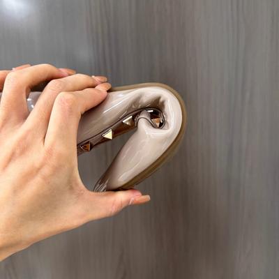 Внутреннее увеличение высоты на 5 см, заклепки, светлый вырез, телесный цвет, мягкая лакированная кожа с острым носком, однотонные туфли с французским темпераментом, женские универсальные ко