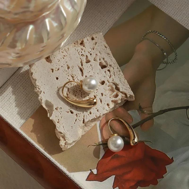 Новое поступление Золотистые серьги-пусеты с жемчугом в форме капли воды для женщин Модные Элегантные Темпераментные Свадебные Банкетные Ювелирные изделия Подарок для девушки