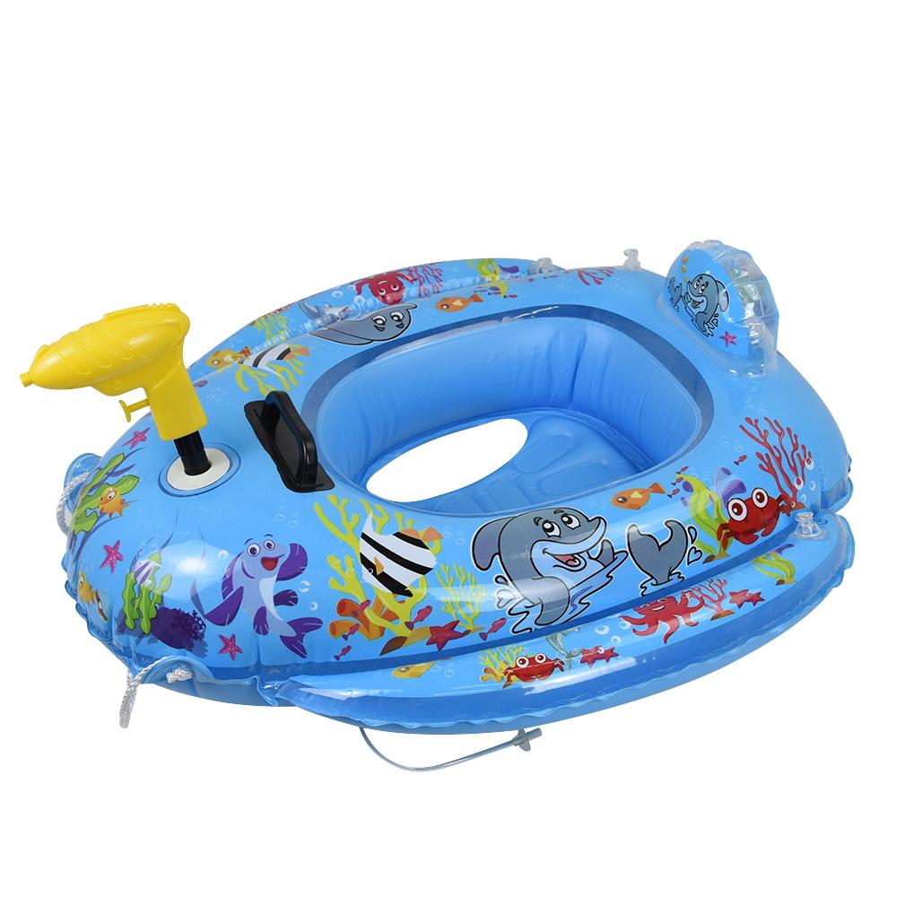 Надувной мультяшный самолет, надувные плавательные круги. Шезлонг в летних забавных надувных кругах для плавания.