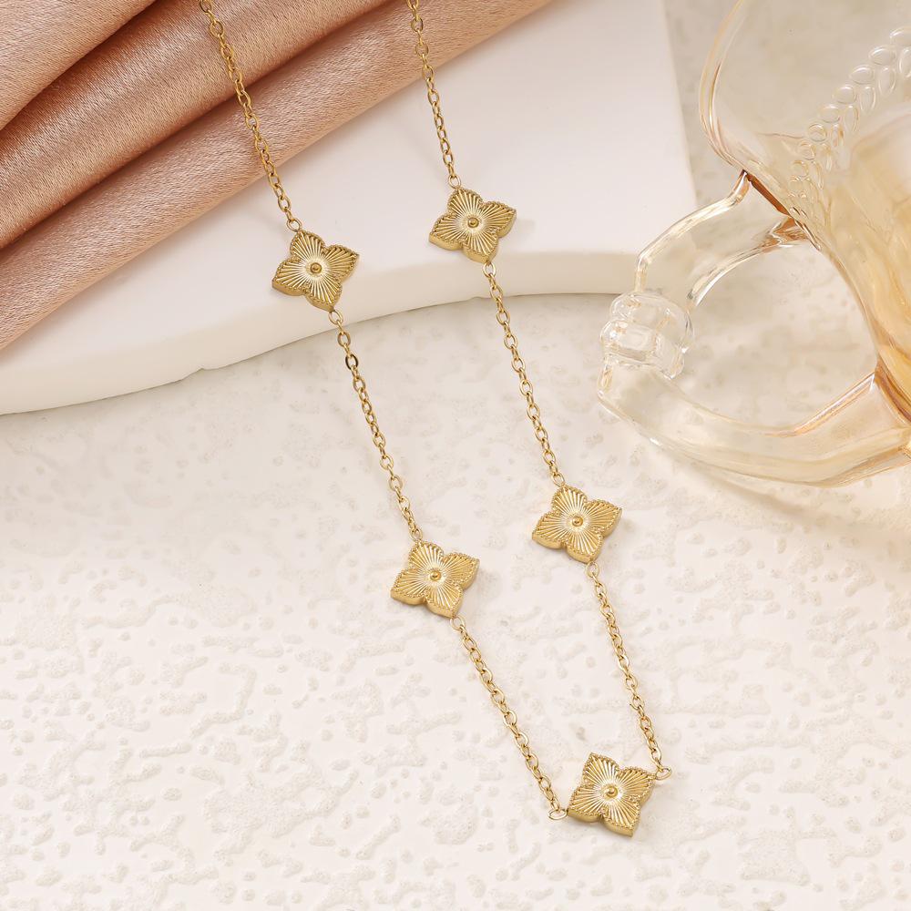 Элегантный ювелирный набор из титановой стали 18 карат: Браслет, Колье и Серьги-гвоздики с Лазерной Полосой и Клевером