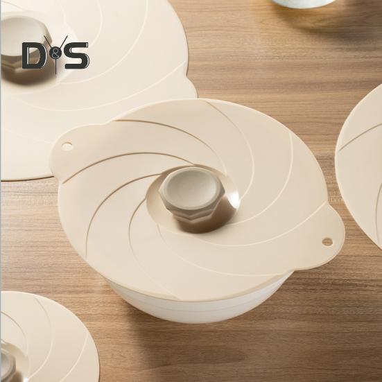 Простая в использовании крышка для защиты от разливов. Термостойкая, удобная крышка для сохранения свежести пищевого качества.