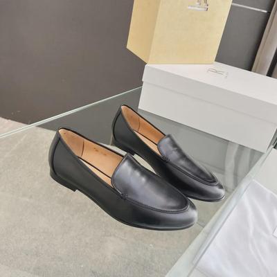 Модные весенние женские туфли-лоферы из натуральной кожи – универсальная простота в небольших кожаных туфлях