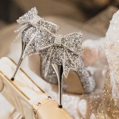 Женские туфли на высоком каблуке с острым носком и серебристыми пайетками, новинка 2025 года, туфли-лодочки с тонким каблуком, украшенные стразами и бантом, темпераментные хрустальные туфли для свадьбы