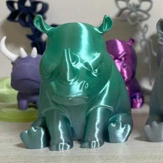 Украшение в виде сердитого маленького носорога, напечатанное на 3D-принтере, статуэтка носорога, настольная статуэтка носорога для украшения полки стола в домашнем офисе