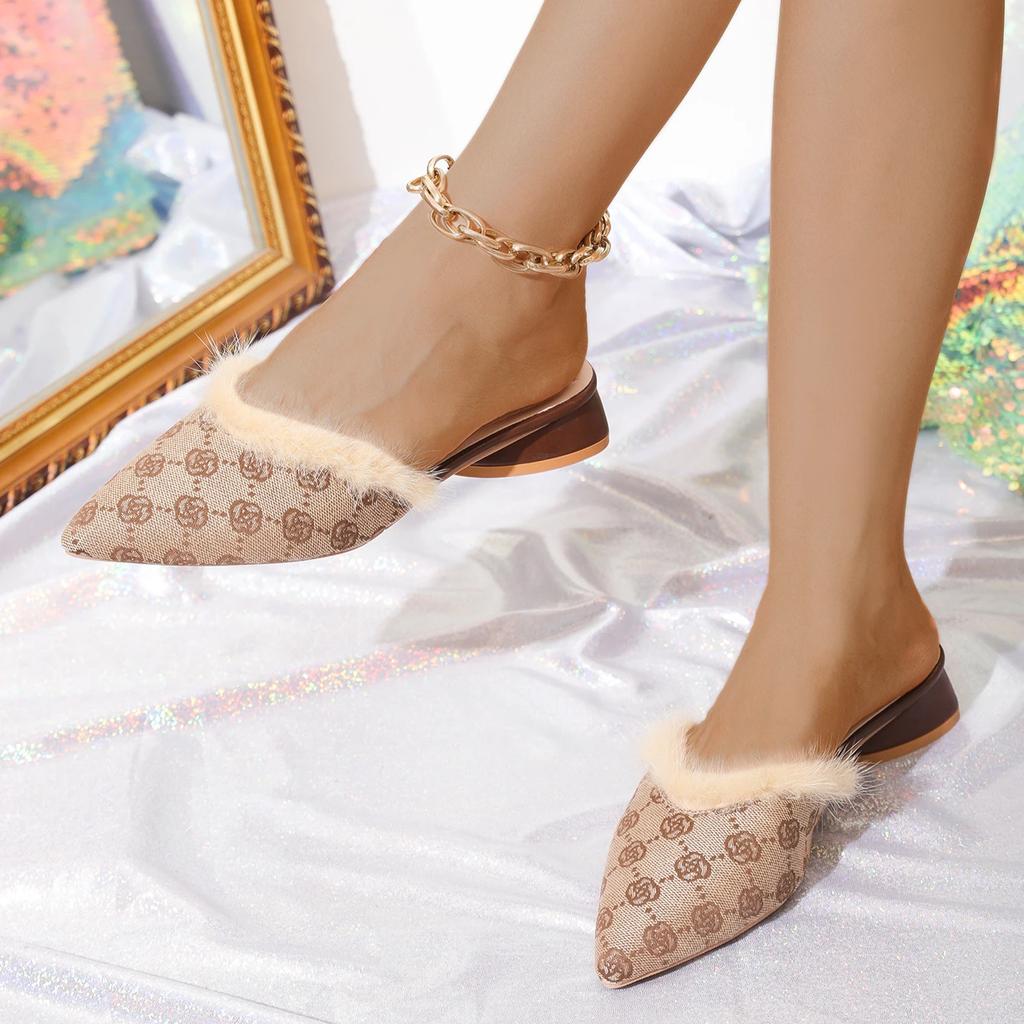 Женские тапочки 2024 года, новая модная повседневная дизайнерская обувь для женщин, легкие сандалии без застежек, удобные тапочки, шлепанцы для женщин