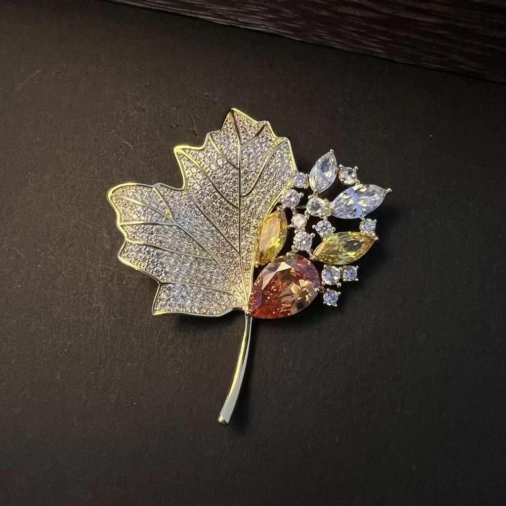 Brooch High-End Sense Niche High-End Women'S Silk Scarf Buckle Alloy Corsage Small Fragrant Wind Pearl Rhinestone High-End