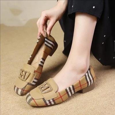 Клетчатые в тон маленькие кожаные туфли женские осенние новые с металлической пряжкой универсальные на толстом каблуке с открытым верхом туфли-лодочки