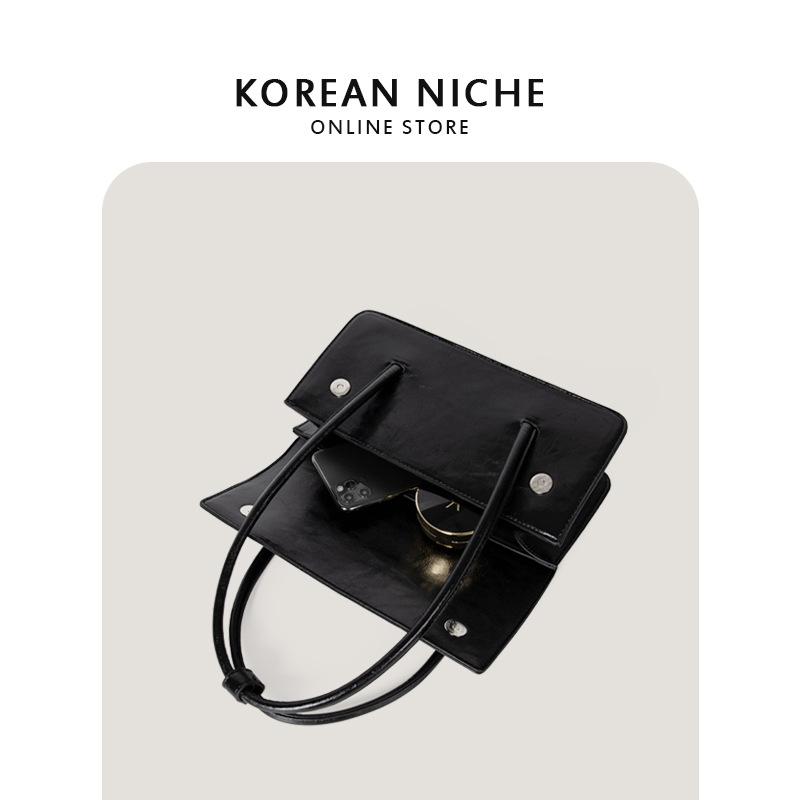 New Female Handbag with Niche Design, Oil Wax Leather Shoulder and Armpit Bag, High-end Texture, Fashionable Handheld Tote Bag