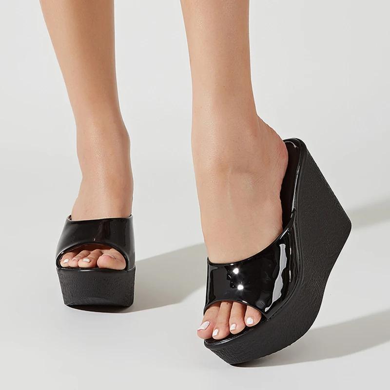 Модные высококачественные мягкие кожаные удобные женские туфли лето 2024 роскошные тапочки уличные сандалии на танкетке с открытым носком женские шлепанцы