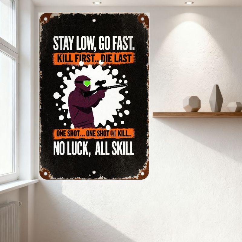 Винтажная потертая металлическая табличка 'STAY LOW, GO FAST' с фигуркой снайпера - Тактический настенный декор для стрельбы из пейнтбола и спортивных игр для мужчины Cav