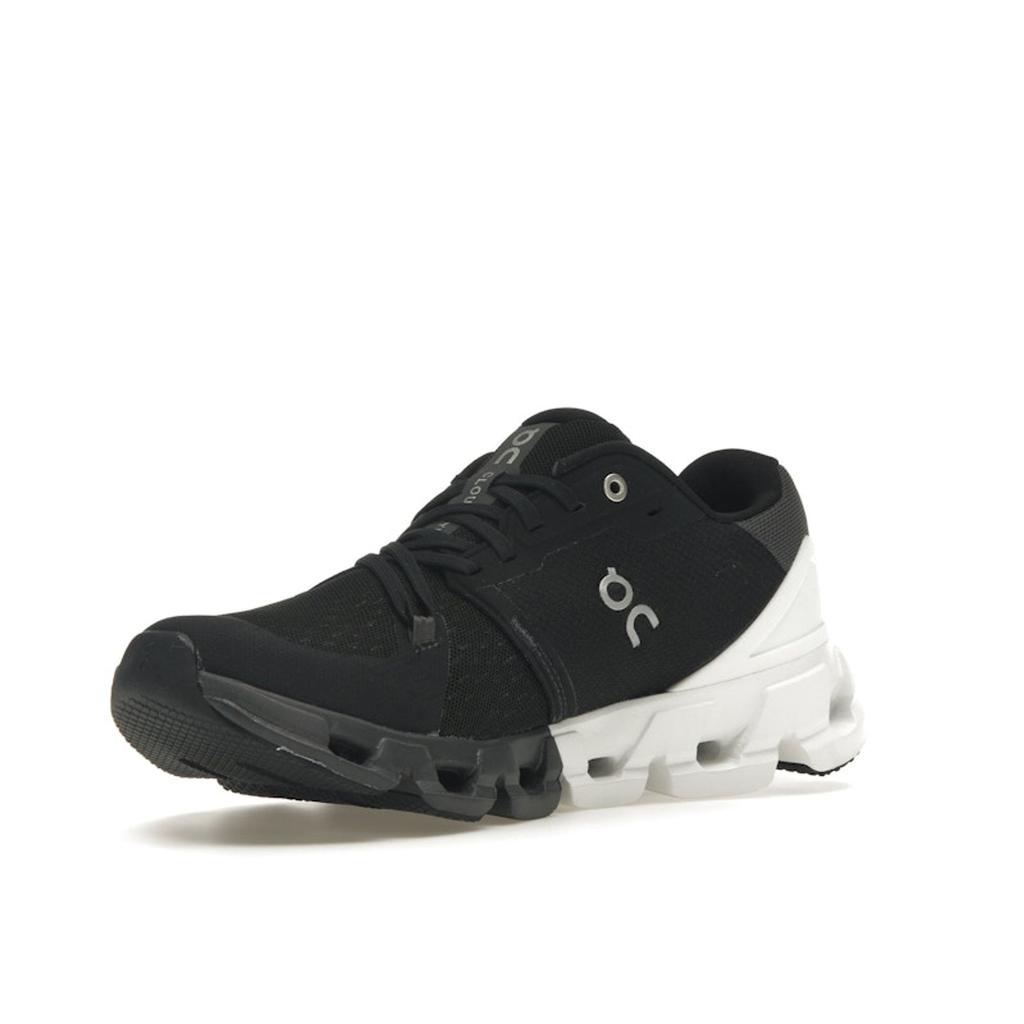 ON Cloudflyer 4 Черно-белые женские кроссовки 71.98671