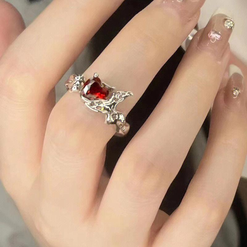 Нишевый дизайн Красное открытое кольцо с цирконом и бриллиантами Французское нерегулярное кольцо с драгоценным камнем Женское холодное ветровое кольцо с передовым чувством