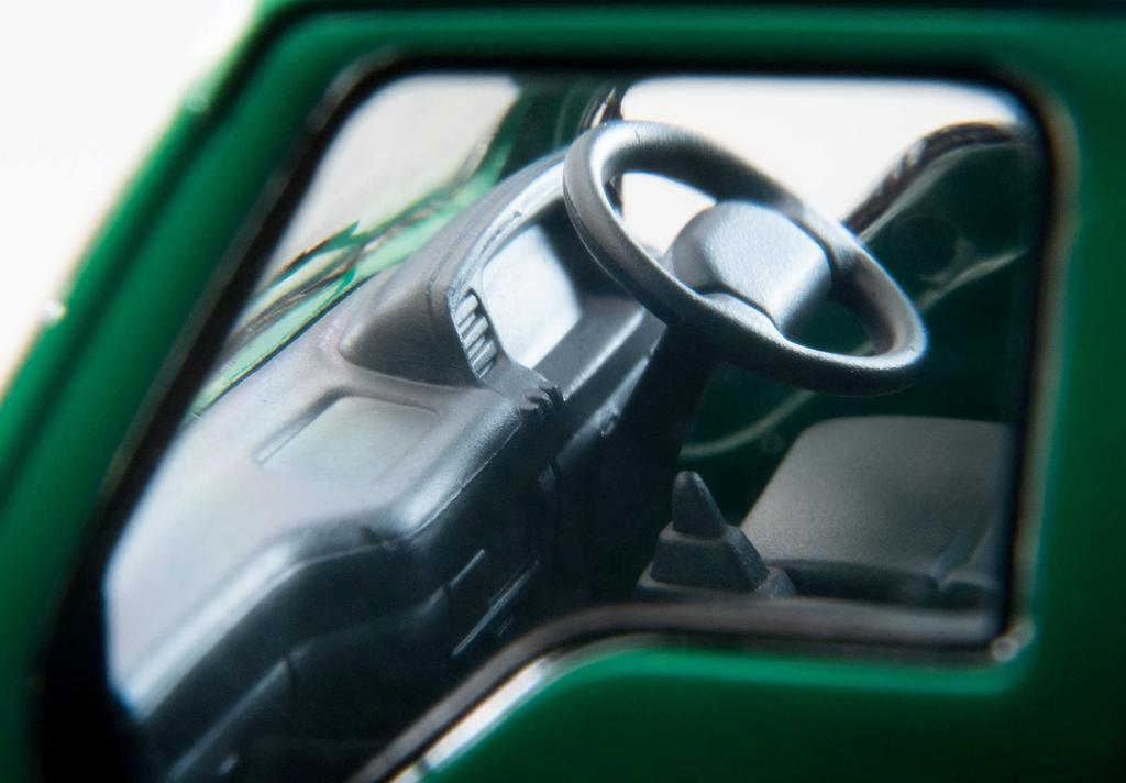 Tomica Limited Vintage Neo Isuzu Elf Panel Van Pigeon Mark Moving Center Completed Product 1/64 LV-N285a