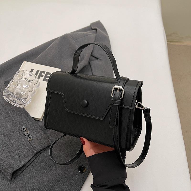 Модная портативная маленькая квадратная сумка женская сумка новая нишевая сумка для通勤 высокого класса универсальная на плечо сумка-мессенджер