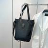 Сумка женская большой вместимости нишевый дизайн ретро однотонная на плечо подмышку сумка для通勤 личности повседневная сумка-тоут