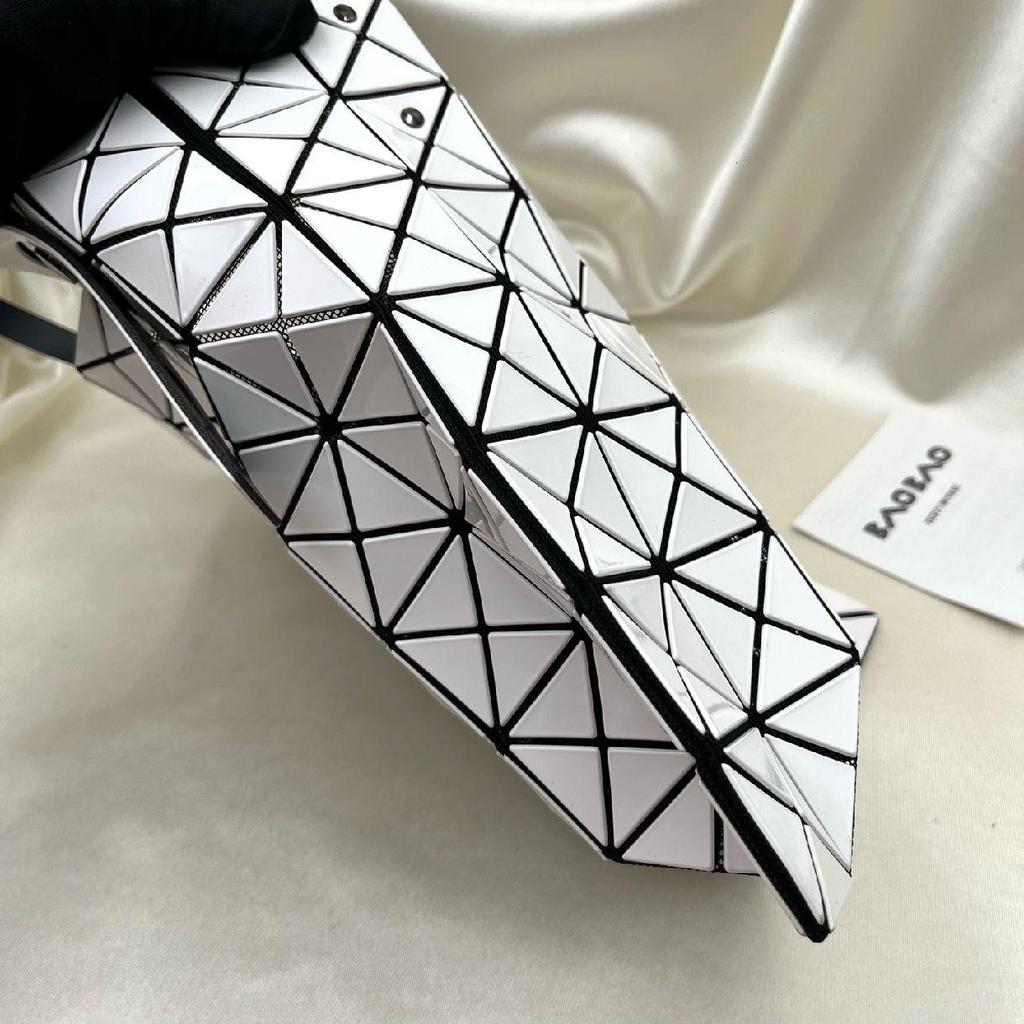 [Pre-Owned] Platinum White Special Material Geometric Shoulder Bag Tote Bag - Excellent #1Y9M41H