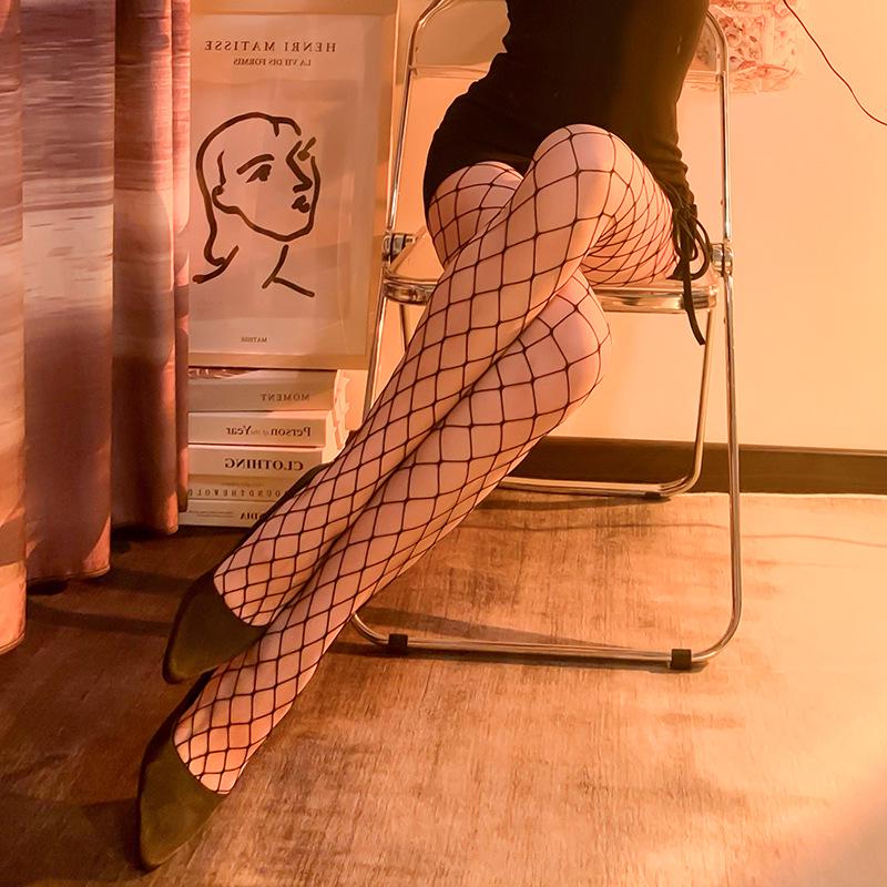 Эротические рвущиеся чулки-сетка и облегающее боди-бельё