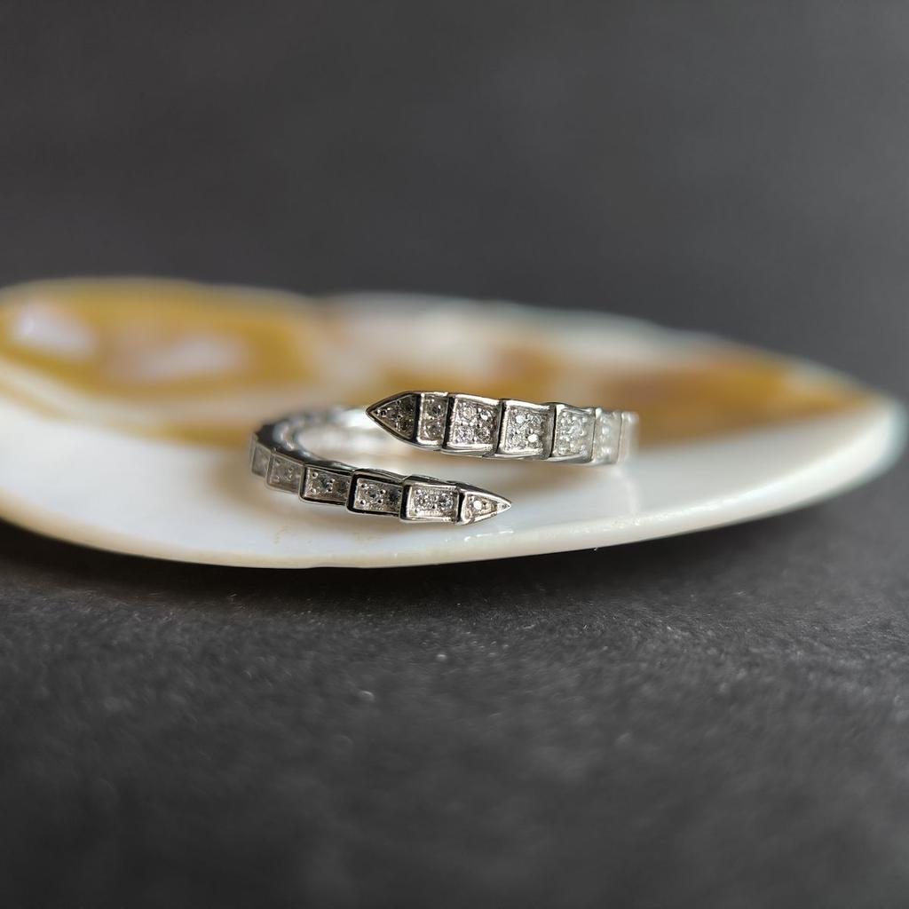 Серебряное кольцо с фианитами, вес изделия 2,55 гр (2190592)