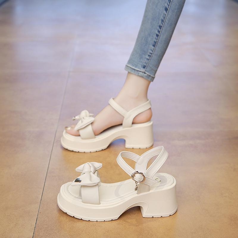 Модные сандалии на толстой подошве в сказочном стиле для женщин, для ношения летом 2024 года, новые толстые каблуки с модной пляжной обувью, высокие каблуки