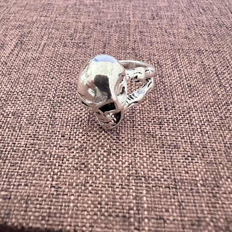 Кольцо Dark Series Retro Skull Five-Claw Ring - крутой аксессуар в стиле хип-хоп и уличный стиль