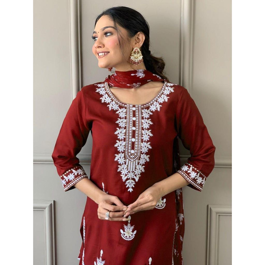 Красивая курта с плотной кружевной вышивкой на кокетке и брюками с дуппата*
