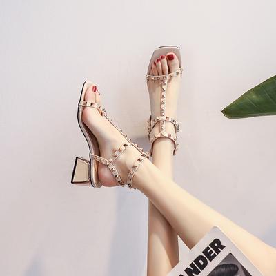 Женская обувь, новые летние сандалии с заклепками в римском стиле, модные сандалии на толстом каблуке, женские туфли на высоком каблуке с квадратной головкой