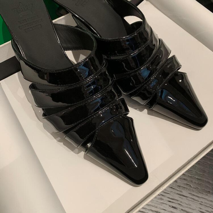 Остроконечные полые супер феи начало лета новые мягкие кожаные туфли на каблуке-кошке с мелким ртом свиная клетка женская верхняя одежда на среднем каблуке сумка голова крутые тапочки