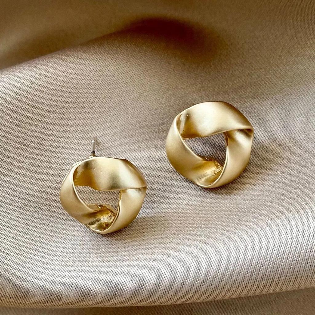 Twisted Metal Irregular Stud Earrings, Smooth Cold Wind Earrings, Fashionable Circle Earrings
