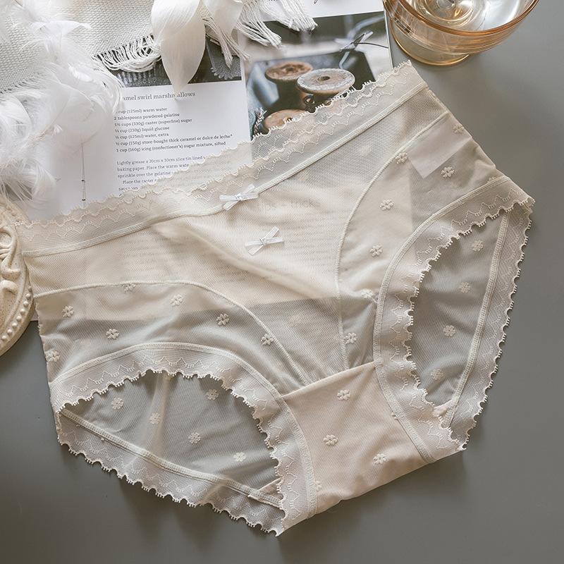 Тонкие и полупрозрачные трусики из сетчатого кружева с двойными бантиками и маленькими цветочками, чистое желание и соблазнительные женские трусики-треугольники