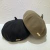 Черная буква маленькая этикетка берет женский сезон ретро универсальный лицо маленькая теплая дорожная шляпа художника Bud