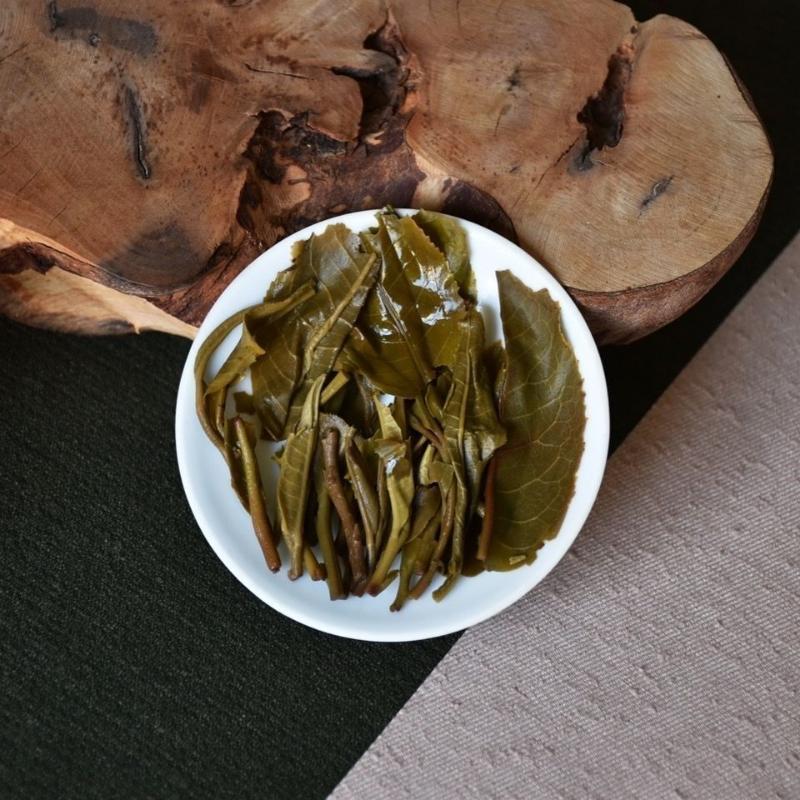Чайный пирог «Ранняя весна» Пуэр 400г MENGKU Rongshi Mu Ye Chun Pu'er Tea