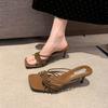 Новые шлепанцы с квадратным носком, тонкими перекрещенными ремешками и высоким каблуком, крутые шлепанцы, женственность, тонкий каблук, шлепанцы с открытым носком, для улицы