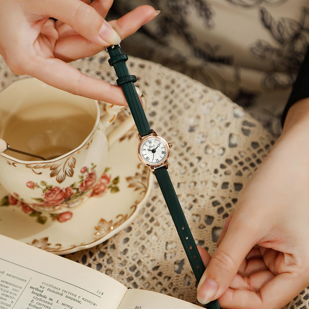 Новые женские часы Niche Retro Roman Belt Watch женские маленькие и изысканные литературные часы с маленьким циферблатом бывшие в употреблении