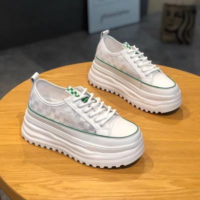 Внутренняя высота увеличивается мягкая подошва белые туфли женские сетчатые дышащие 2024 летние новые маленькие тонкие толстые подошвы кексы прилив