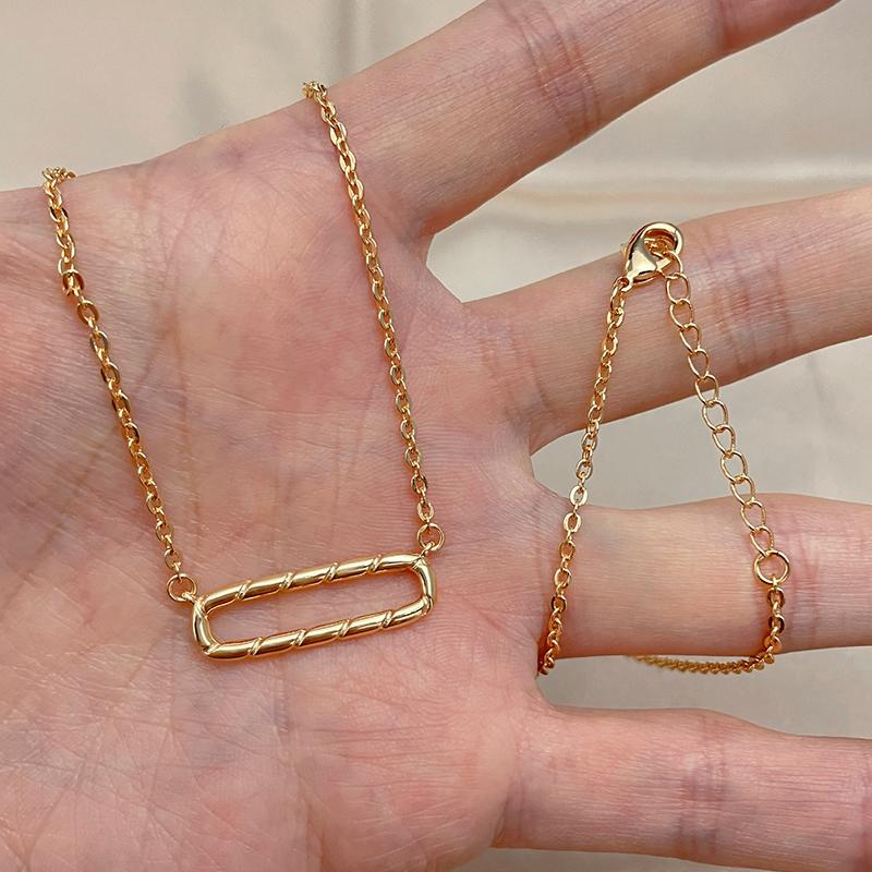 Простое квадратное колье Kinel из розового золота с подвеской