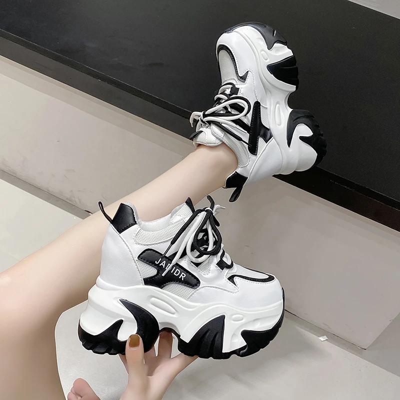 Мода 10,5 см Женские кожаные массивные кроссовки Новая осень Скрытые каблуки Повседневная спортивная обувь для папы Толстая подошва Платформа Дышащие кроссовки Женские