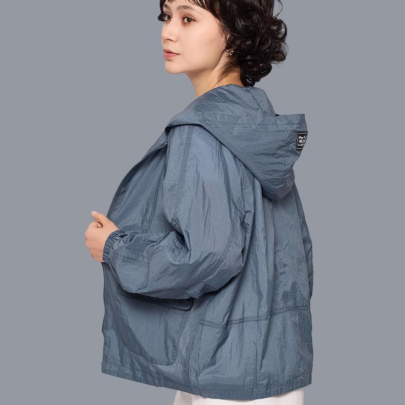 Солнцезащитная одежда для женщин, носящих легкую верхнюю одежду с длинными рукавами. Дышащая и дышащая солнцезащитная одежда с капюшоном для отдыха и пожилого возраста.