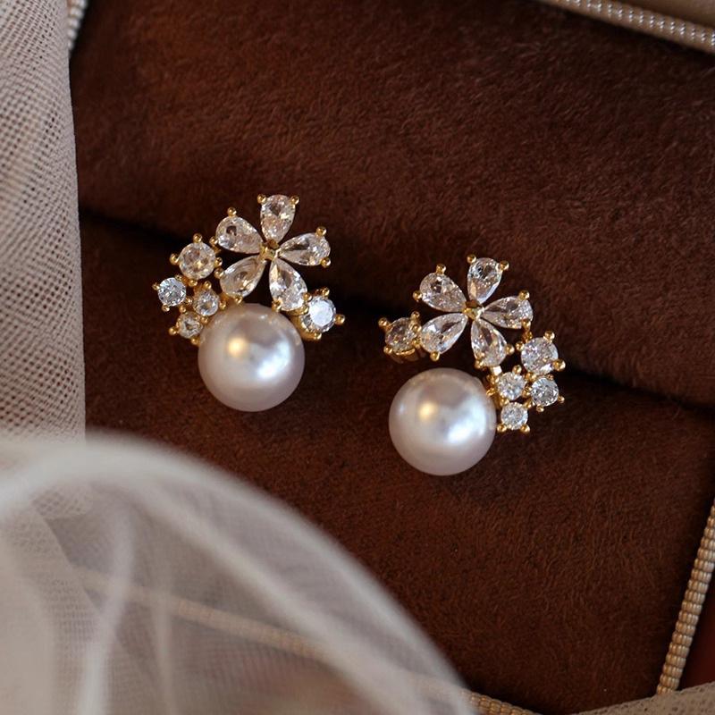 2025 Новые изысканные серьги-пусеты в виде белых цветов, похожих на жемчуг, для женщин, блестящие геометрические серьги-лепестки из циркона, модные, для вечеринок